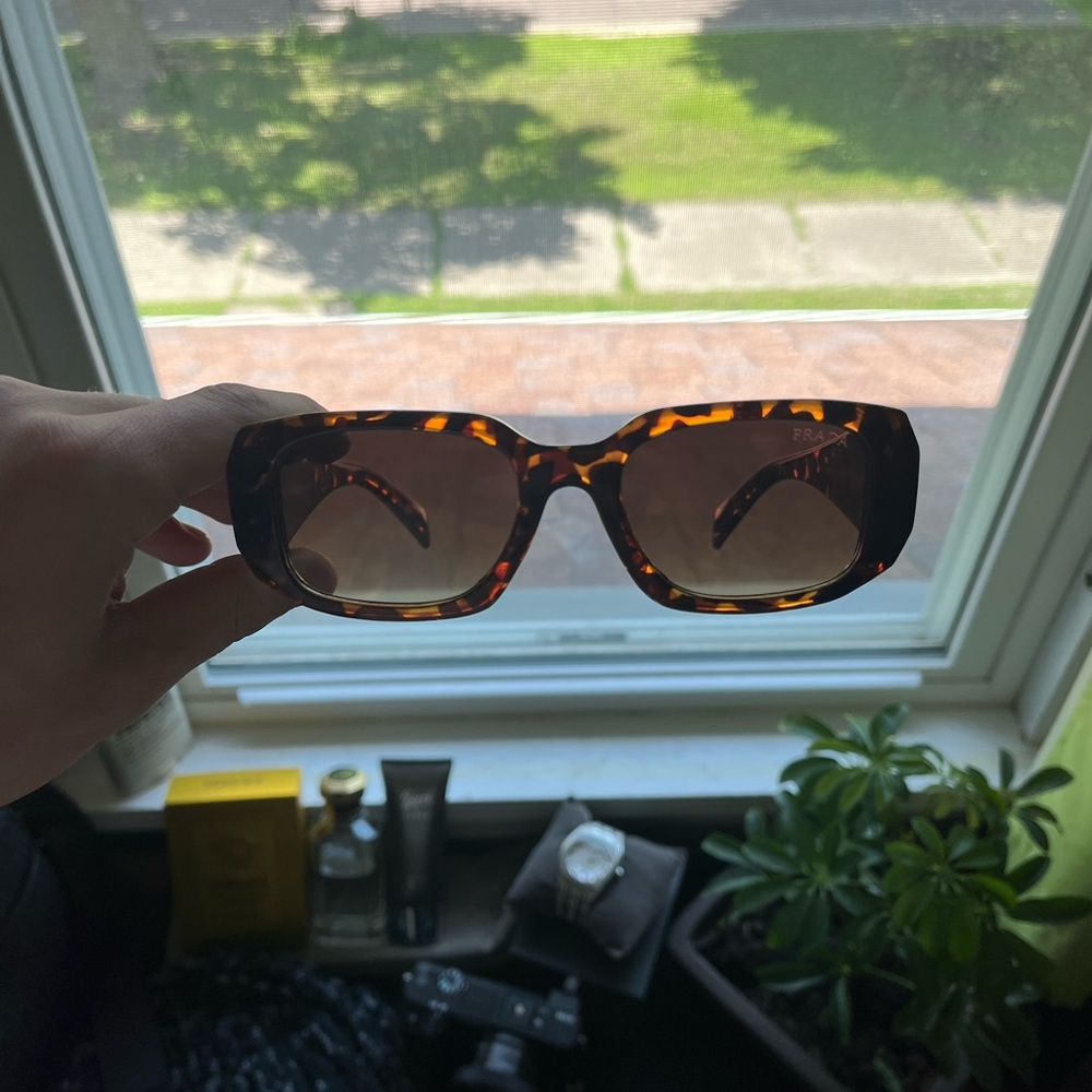 Elegant Prada sunglasses with a chic tortoise pattern.
Ideal for stylish outings